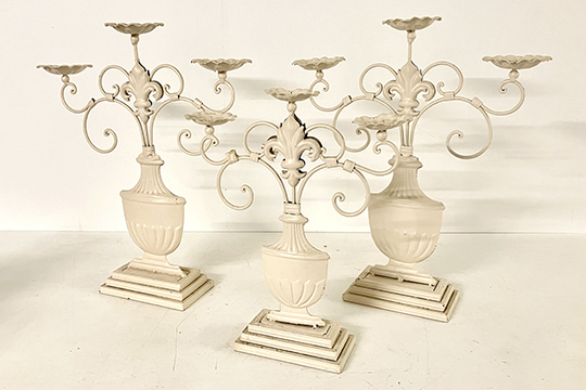 3 CANDELABRI A TRE FIAMME IN METALLO COLORE BEIGE DIM. 46x54x12 E 36x43x10 CM