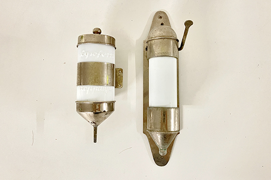 2 DOSATORI “SAPORIAL MELLER WERKE WIEN” DA PARETE CILINDRICI PER SAPONE DIM. 7x30 CM E LYSOFORM DIM. 8x21 CM IN METALLO E OPALINE