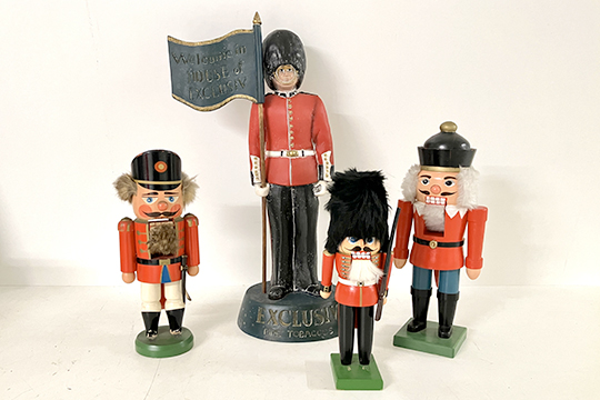 3 SCHIACCIANOCI IN LEGNO DIM. 9x38x12 CM E 1 STATUETTA IN PLASTICA RAFFIGURANTE GUARDIA REALE INGLESE, PICCOLI DIFETTI DIM. 20x55 CM