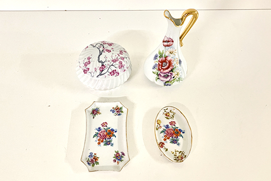 4 SOPRAMMOBILI IN PORCELLANA DI LIMOGES: 1 PICCOLA BROCCA, 1 PORTABONBON E 2 PIATTINI DIM. 8x15 CM 11x6 12x7 10x6 CM