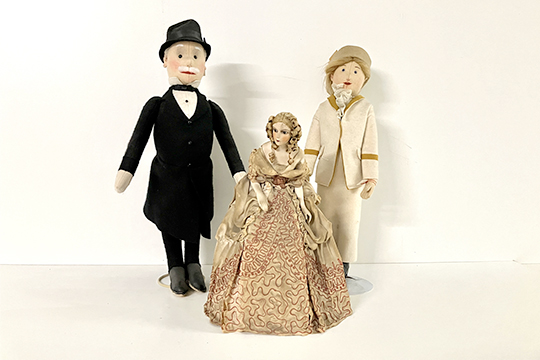 3 BAMBOLE CON VESTITI IN STOFFA: DAMA ARISTOCRATICA, UOMO E DONNA DIM. 24x32x24 23x50x18 15x46x13 CM