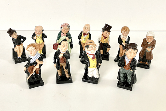 11 STATUETTE IN PORCELLANA ROYAL DOULTON RAFFIGURANTI PERSONAGGI DI CHARLES DICKENS DIM. 10 CM