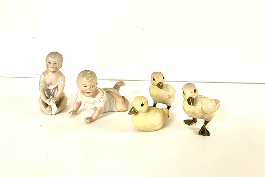 2 STATUETTE IN CERAMICA RAFFIGURANTI NEONATI DIM. 5x11x9 E 9x10x13 CM E 3 STATUETTE RAFFIGURANTI PAPERE DIM. 5x7x9 6x9x9 6x9x9 CM