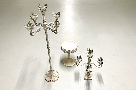 1 CANDELABRO A CINQUE FIAMME DA TERRA, 1 CANDELABRO A CINQUE FIAMME, 1 ALZATA, TUTTO IN METALLO DIM. 40x94x40 35x43x35 E 21x32x21 CM