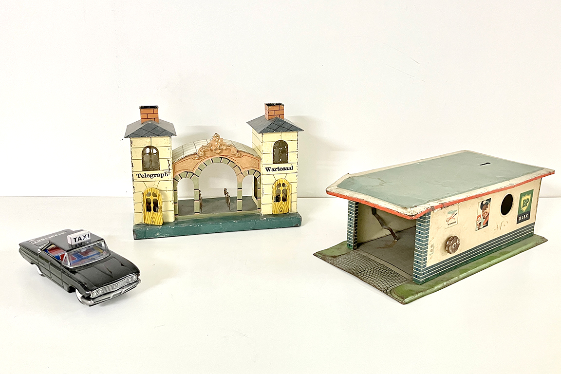 3 GIOCATTOLI IN LATTA: 1 GARAGE, 1 STAZIONE TELEGRAFO E 1 TAXI DIM. 34x13x17 27x20x12 E 19x6x8 CM