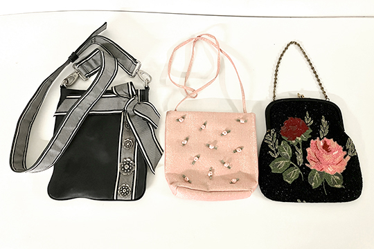 1 BORSA A TRACOLLA KENZO E 2 BORSE DA SERA, PICCOLI SEGNI D'USURA, DIM. 22x27x1 22x20x4 24x25x2 CM