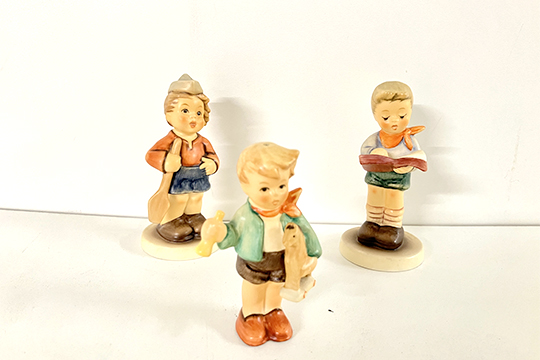 3 STATUETTE IN PORCELLANA “GOEBEL” RAFFIGURANTI BAMBINI DIM. 9 E 7 CM