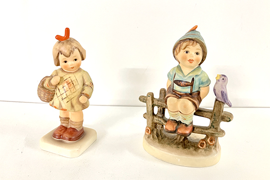 2 STATUETTE IN PORCELLANA “GOEBEL” RAFFIGURANTE “BAMBINO SULLA STACCIONATA” E “BAMBINA CON CESTINO” DIM. 10 E 9 CM
