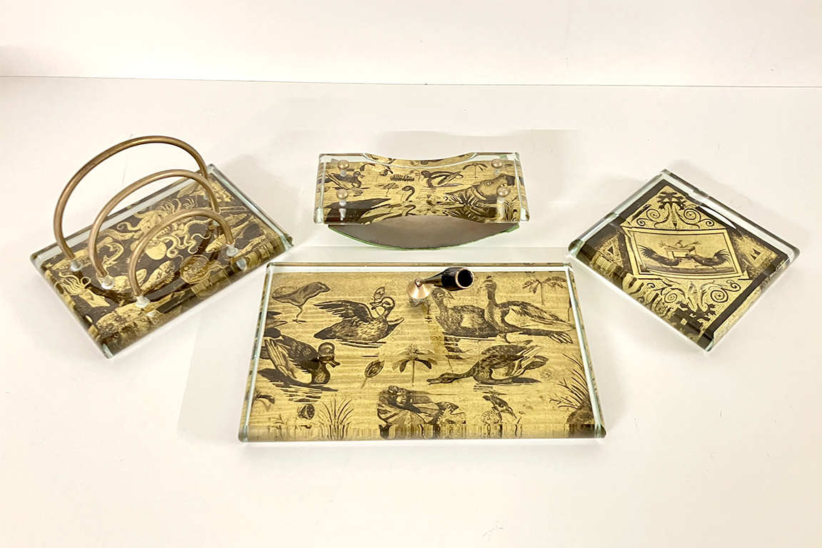 4 ACCESSORI DA SCRIVANIA IN VETRO E METALLO: PORTAPENNA, PORTABUSTE, POSACENERE E TAMPONE PER CARTA ASSORBENTE DIM. 25x15x2 17x12x10 14x14x2 18x7x5 CM