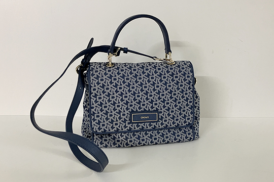 1 BORSA DKNY IN TESSUTO E SIMILPELLE, COLORE BLU, PORTABILITÀ A SPALLA E A MANO (TRACOLLA AMOVIBILE) DIM. 27x22x14 CM