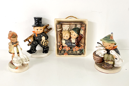 3 STATUETTE E 1 QUADRO, PORCELLANA DIPINTA, RAFFIGURANTI BAMBINI DIM. 5,50x10x8 10x13,50x6 11x13,50x3,50 9x10x7 CM