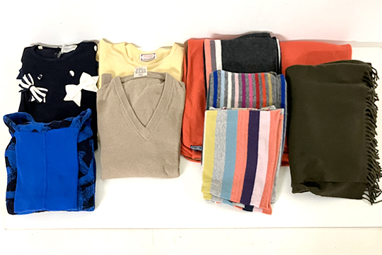 3 MAGLIONI, 1 MAGLIONE DOLCEVITA, 4 SCIARPE E 1 PLAID