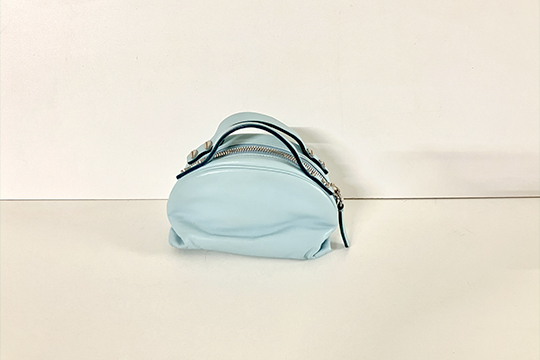 1 PICCOLA BORSA A MANO, BORBONESE, IN PELLE COLORE AZZURRO CHIARO, SEGNI D'USURA DIM. 18x11x10 CM
