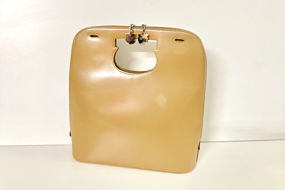 1 BORSA SALVATORE FERRAGAMO IN PELLE COLORE BEIGE, DOPPI MANICI, PORTABILITÀ A MANO, SENZA TRACOLLA, SEGNI D'USURA DIM. 35x38x10 CM