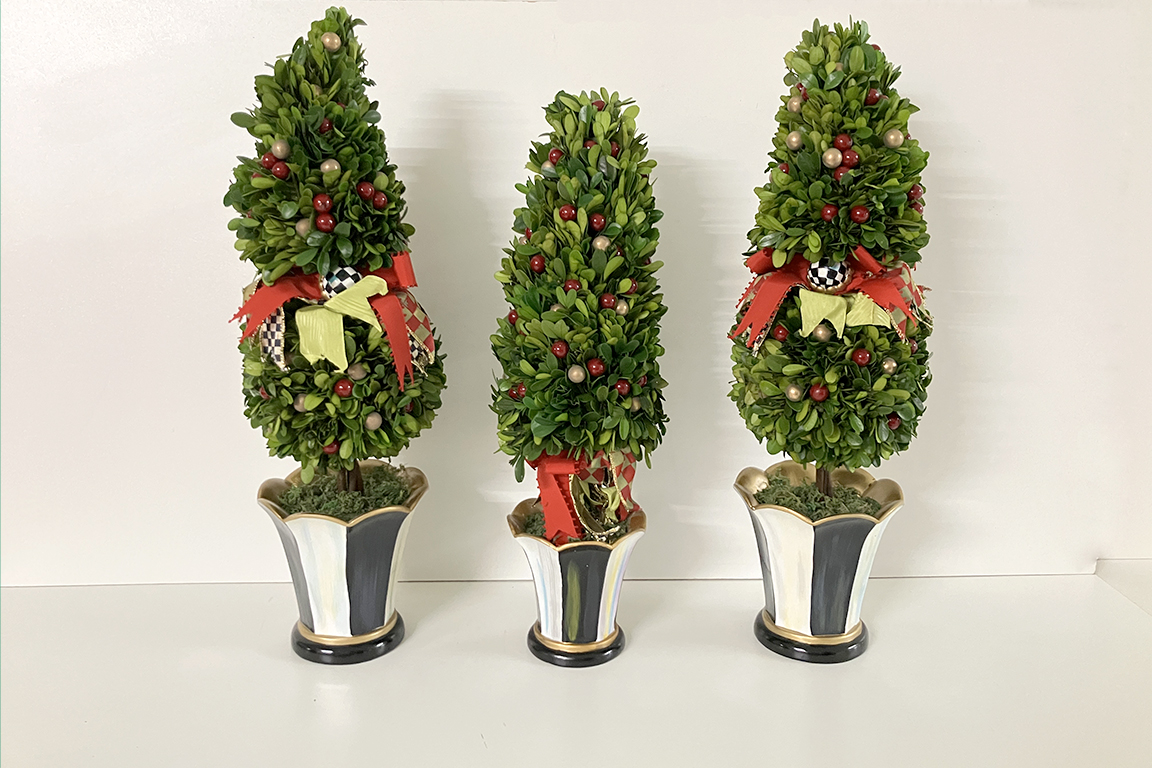 3 ALBERI DI BOSSO CON BACCHE E DECORAZIONI, FIRMATI MACKENZIE-CHILDS, VASI DECORO COURTLY CHECK DIM. 13x50 E 15x60 CM