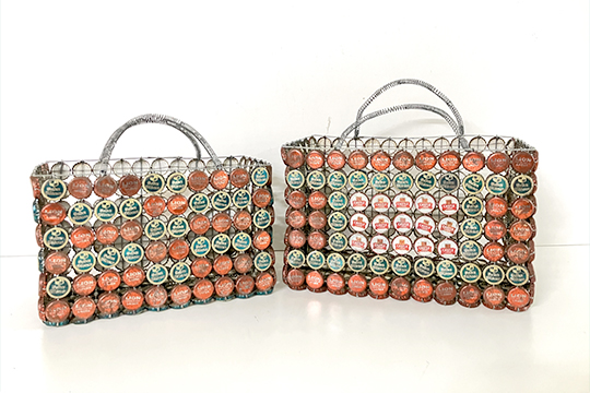 2 CESTINI REALIZZATI CON FILO DI METALLO E TAPPI DI BOTTIGLIA, MANICI A MOLLA DIM. 30x20x17 E 35x22x21 CM