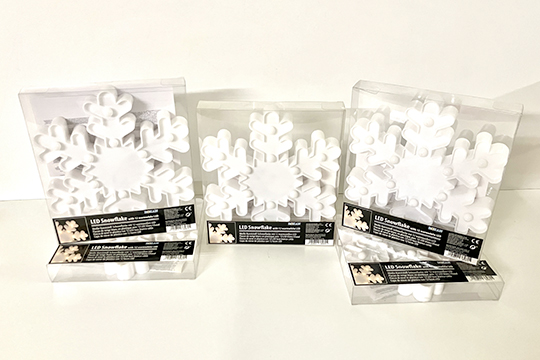 5 DECORAZIONI NATALIZIE DA PARETE “FIOCCO DI NEVE”, PLASTICA, COLORE BIANCO, OGNUNA CON 12 LUCI A LED (SENZA BATTERIE), CONFEZIONE ORIGINALE DIM. 25x23x4 CM (N.C.F.)