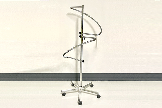 1 ESPOSITORE PER VESTITI A SPIRALE IN METALLO, CON ROTELLE DIM. 80x165 CM