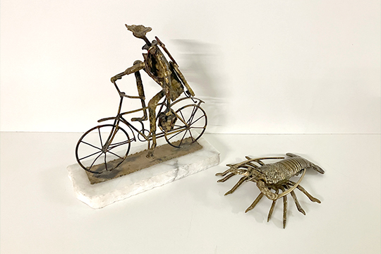 2 STATUETTE IN METALLO ANTICATO: 1 RAFFIGURANTE BICICLETTA CON CICLISTA, BASAMENTO IN QUARZO E 1 ARAGOSTA DIM. 24x25x10 E 19x5x15 CM