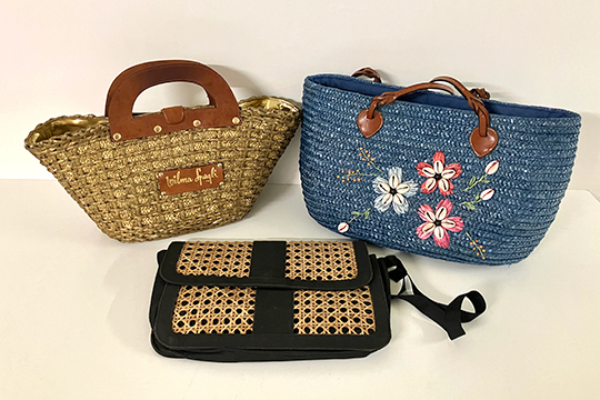 3 BORSE ESTIVE: 1 WILMA SPAGLI DORATA DIM. 43x20x16 CM, 1 CON FIORI DI RAFIA DIM. 40x24x17 CM, 1 IN MIDOLLINO DIM. 32x23x6CM
