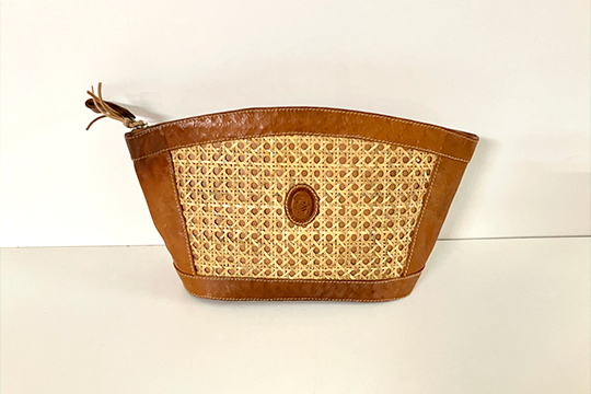 1 POCHETTE TRUSSARDI IN PELLE, COLORE MARRONE SCURO E PAGLIA DI VIENNA, COLORE BEIGE DIM. 35X20x9 CM