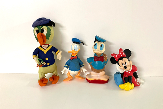 3 PUPAZZI: 1 PAPPAGALLO IN TESSUTO DIM. 13x33x12 CM, 1 PAPERINO IN PLASTICA DIM. 13x22x9 CM, 1 PAPERINO BOTTIGLIA IN PLASTICA DIM. 13x23x10 CM E 1 MINNIE IN PLASTICA SALVADANAIO DIM. 18x18x18 CM