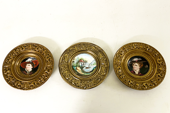 3 PIATTI DA PARETE, CERAMICA DIPINTA, CON BORDURA IN METALLO LAVORATO DIM. 30