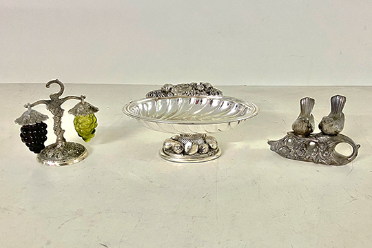 1 PORTABONBON IN METALLO ARGENTATO DIM. 21x10x18 CM, 1 PORTASALE E PEPE “UCCELLINI” DIM. 14x10x9 CM E 1 PORTASALE E PEPE “UVA” DIM. 13x14x8 CM