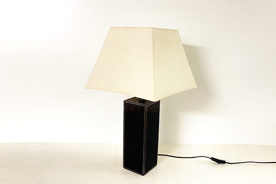1 LAMPADA DA TAVOLO, CORPO RICOPERTO IN SIMILPELLE, PARALUME IN TESSUTO, PICCOLI DIFETTI DIM. 31x60x31 CM