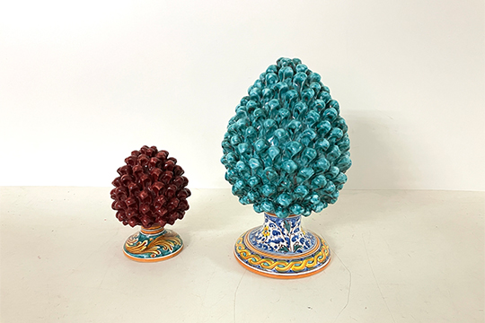 2 PIGNE IN CERAMICA DI CALTAGIRONE DIM. 22x27 CM E 16x21 CM