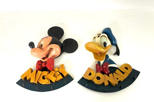 2 APPENDIABITI DA PARETE DISNEY: 1 TOPOLINO DIM. 38x48x11 CM E 1 PAPERINO DIM. 40x45x11 CM