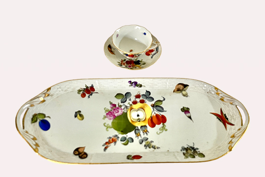 1 VASSOIO DIM. 37x16 CM E 1 TAZZA DA CAFFÈ, PORCELLANA HEREND “BOUQUET DE FRUITS”