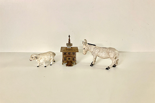 3 SALVADANAI IN METALLO: BANCA DIM. 10x17x7 CM, PECORA DIM. 13x8x5 CM E ASINO DIM. 18x14x7 CM