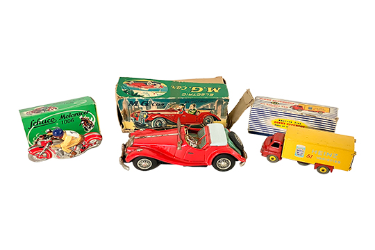 3 GIOCATTOLI IN LATTA: 1 MOTOCICLETTA DIM. 13x8x5 CM, 1 AUTOMOBILE DIM. 20x8x9 CM E 1 CAMION DIM. 14x6x5 CM