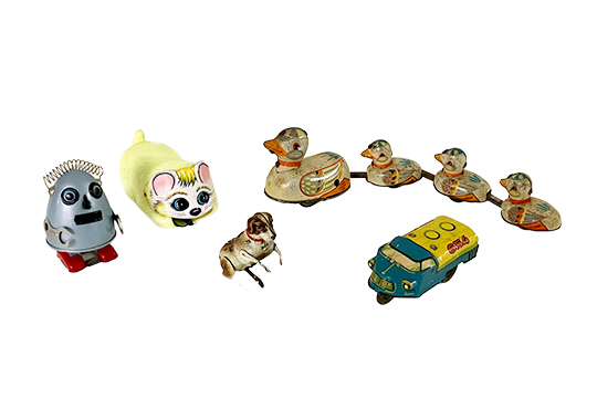 5 GIOCATTOLI IN LATTA: ROBOT DIM. 6x9x6 CM, GATTO DIM. 13x6x6 CM, CAGNOLINO DIM. 7x8x3 CM, CAMION DIM. 10x5x5 CM E PAPERE 30x8x7 CM