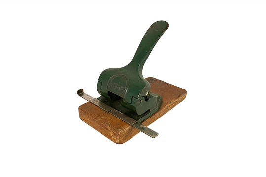 1 PERFORATRICE VINTAGE, LEITZ, CON BASE IN LEGNO DIM. 23x20x20 CM