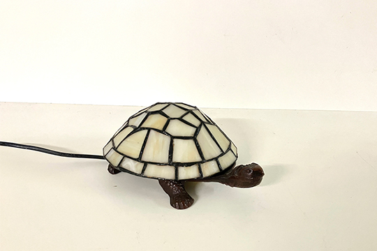 1 LAMPADA DA TAVOLO “TARTARUGA” IN METALLO E VETRO DIM. 23x11 CM