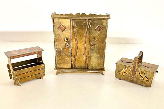 3 MOBILI PER CASE DELLE BAMBOLE IN METALLO DORATO: ARMADIO DIM. 13x17x5 CM, CESTINO PER CUCITO DIM. 9x8x5 CM E PORTARIVISTE DIM. 8x8x5 CM