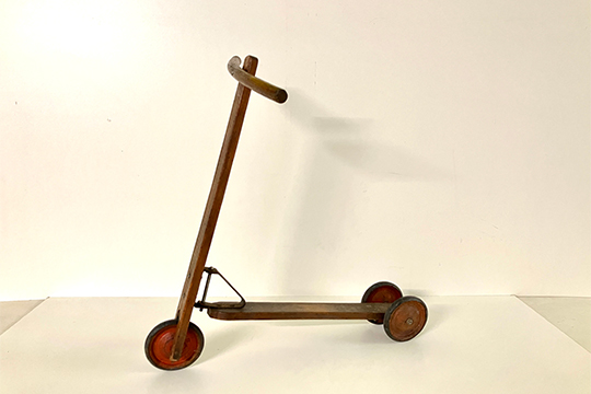 1 TROTTINETTE IN LEGNO DIM. 56x60x34 CM