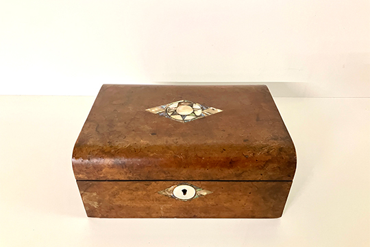 1 SCATOLA IN LEGNO, PORTALETTERE, SENZA CHIAVE DIM. 30x14x23 CM