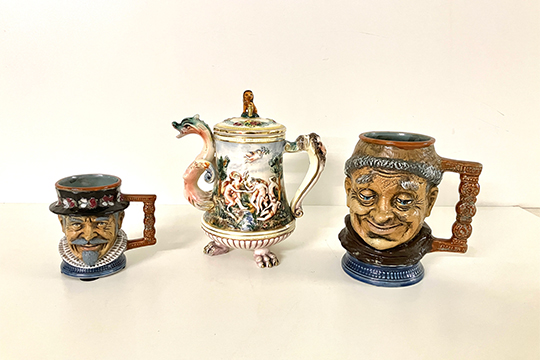 2 BOCCALI (14x14 E 19x20 CM) E 1 TEIERA (21x26 CM) IN CERAMICA DIPINTA