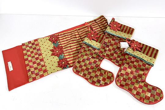 1 RUNNER (DIM. 32x176 CM) E 3 CALZE PER CAMINO (DIM. 29x32 CM) FIRMATI MACKENZIE-CHILDS