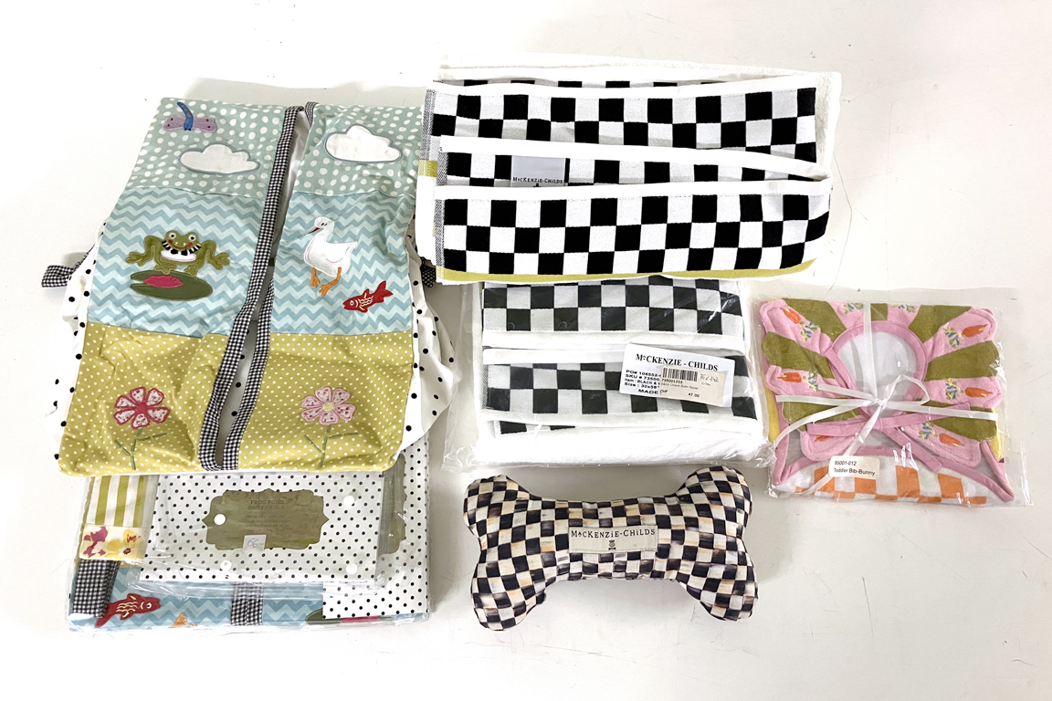 2 DIAPER STACKERS “FROG POND”, 2 CHECK BATH TOWELS 76x142 CM, 1 TODDLER BIB, 1 FIOCCO, TUTTO FIRMATO MACKENZIE-CHILDS