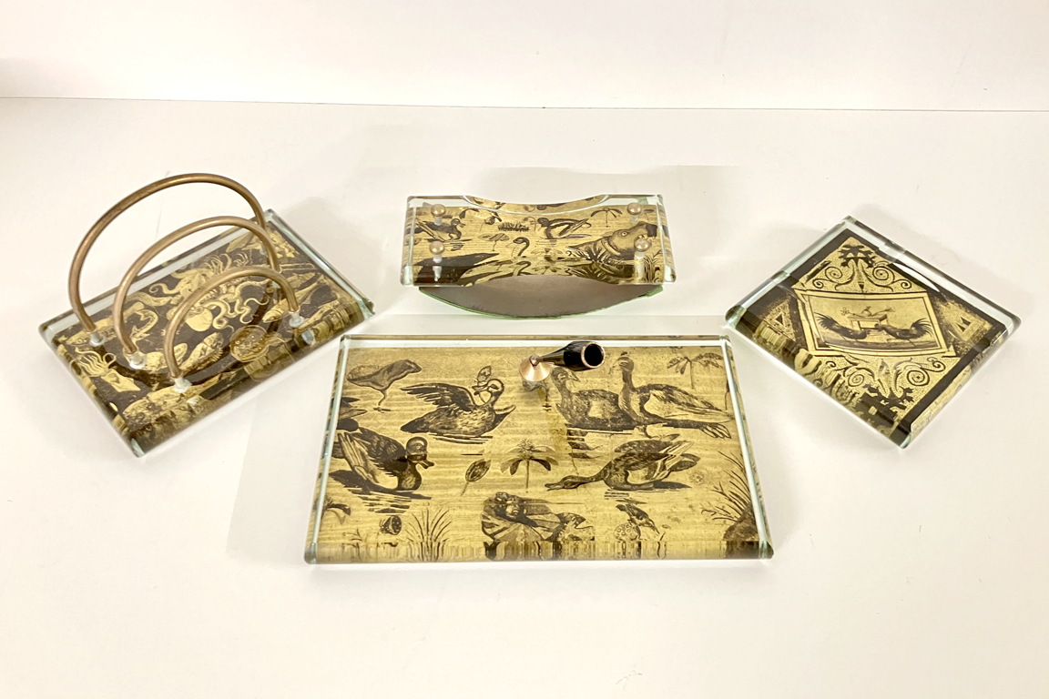 4 ACCESSORI DA SCRIVANIA IN VETRO E METALLO: PORTAPENNA, PORTABUSTE, POSACENERE E TAMPONE PER CARTA ASSORBENTE DIM. 25x15x2 17x12x10 14x14x2 18x7x5 CM