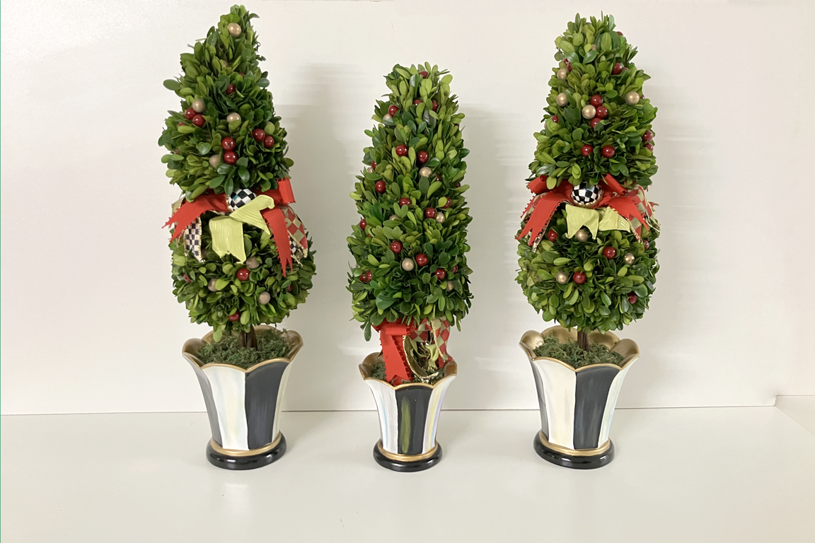 3 ALBERI DI BOSSO CON BACCHE E DECORAZIONI, FIRMATI MACKENZIE-CHILDS, VASI DECORO COURTLY CHECK DIM. 13x50 E 15x60 CM