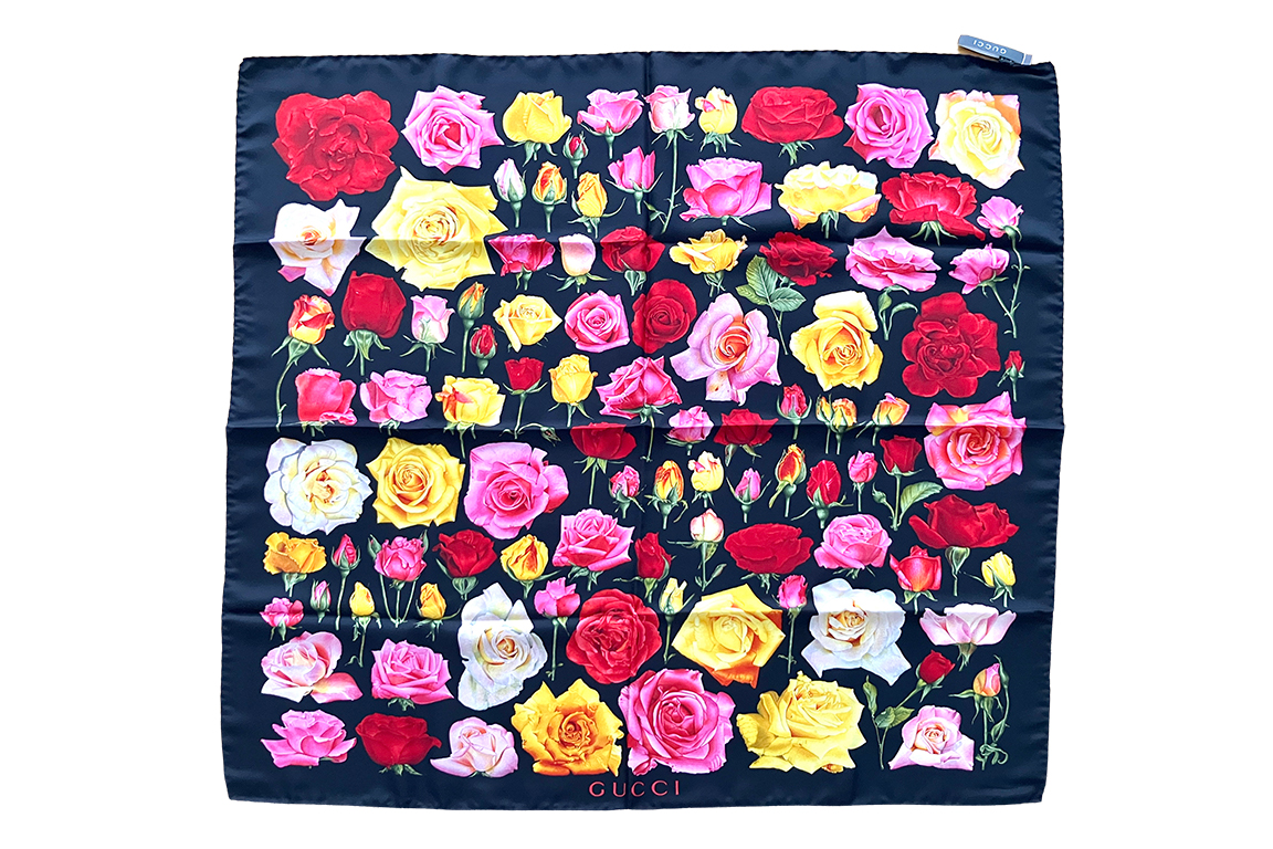 1 FOULARD GUCCI IN SETA STAMPATA CON DECORO FIORI, FORNITO DI SCATOLA E CERTIFICATO DI AUTENTICITÀ ENTRUPY DIM. 86x86 CM