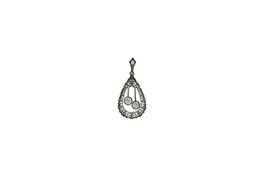 1 CIONDOLO IN O.B. 18 KR. FINEMENTE INCISO E TRAFORATO CHE INCASTONA BRILLANTI TG. ANTICO PER COMPL. KT. 0,35 C.a GR. TOT. 2,10