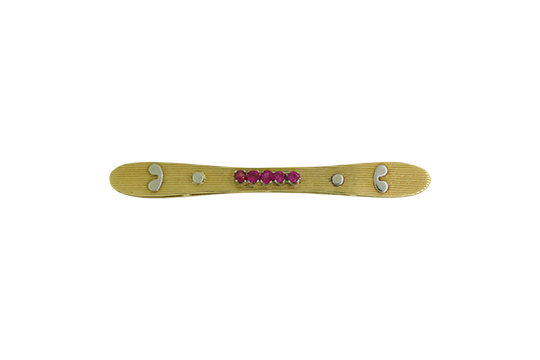 1 SPILLA IN O.B. O.G. 18 KR. CHE INCASTONA PR. RUBINI PER COMPL. KT. 0,25 C.a GR. TOT. 7,00