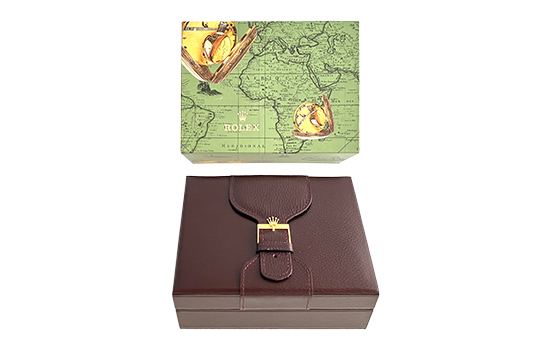 1 SCATOLA PER OROLOGIO ROLEX IN PELLE, COLORE MARRONE SCURO, CON COPRISCATOLA IN CARTONE “MAPPAMONDO” DIM. 19,50x8x15 CM