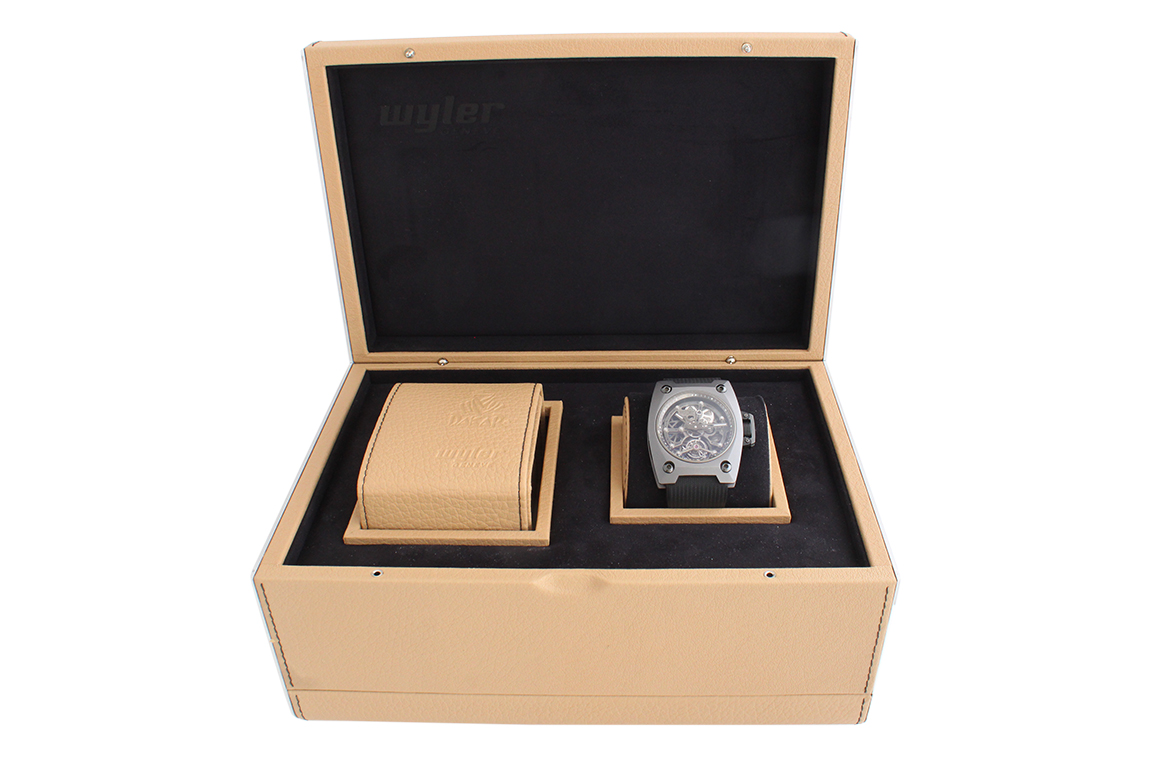 1 OROLOGIO WYLER GENÈVE TOURBILLON MEN MECCANICO REF. R05.T3X.00.00.BA001.RBA07.99 CON CASSA IN CERAMICA HIGH-TECH TANTALIUM, TITANIUM E CARBON FIBER, CINTURINO IN CAUCCIÙ FORNITO DI SCATOLA ORIGINALE, PICCOLI DIFETTI (FUNZIONANTE)